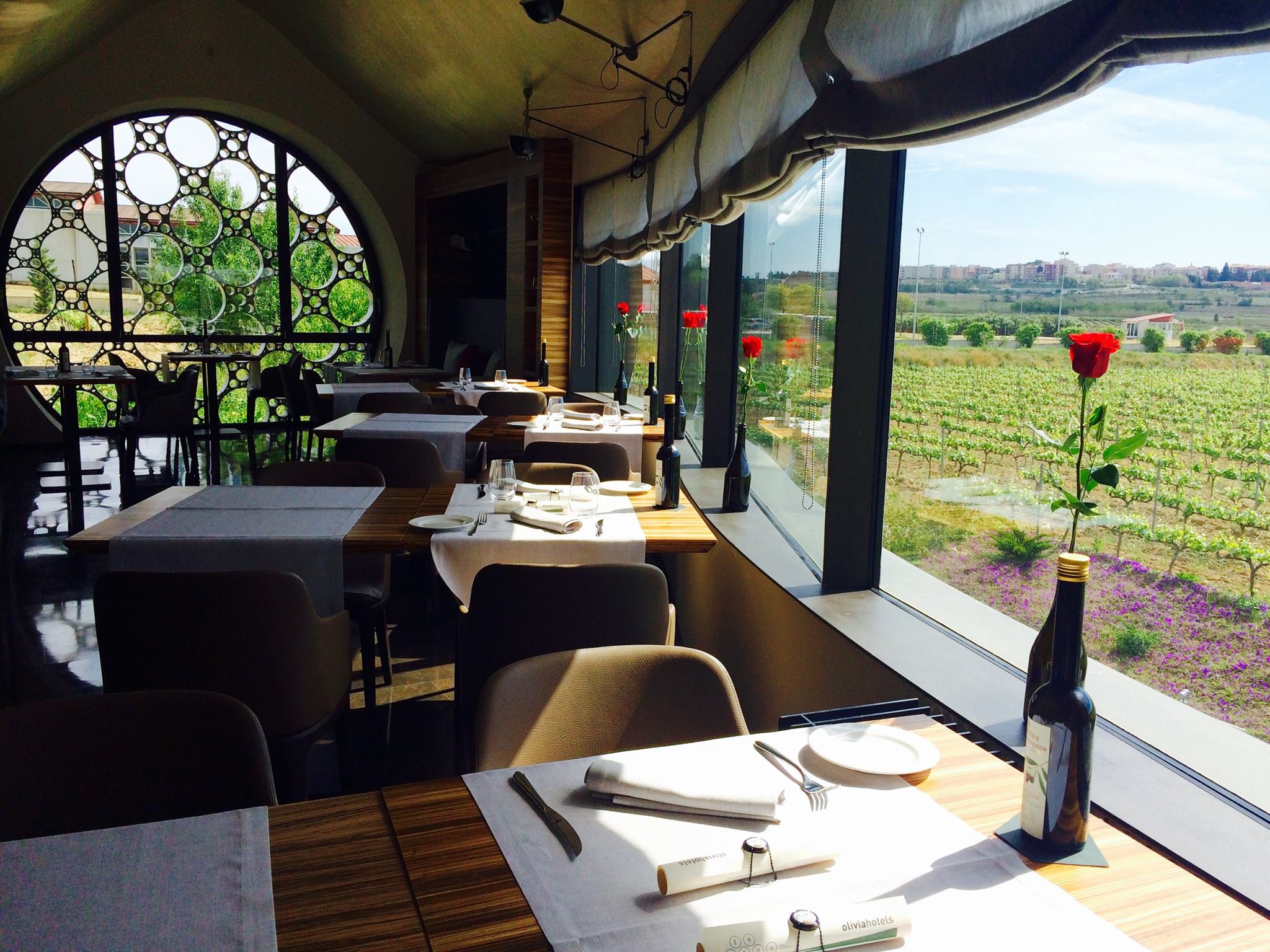 Vista de les vinyes i d'una de les finestres a manera de cul d'ampolla del restaurant En Rima, de Vilafranca del Penedès (fotografia: En Rima).