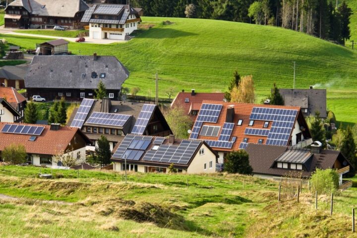Les àrees rurals d’alguns països han començat a compartir teulades per formar comunitats locals energètiques.