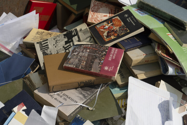 Llibres en rus, portats a reciclar per a fer paper higiènic