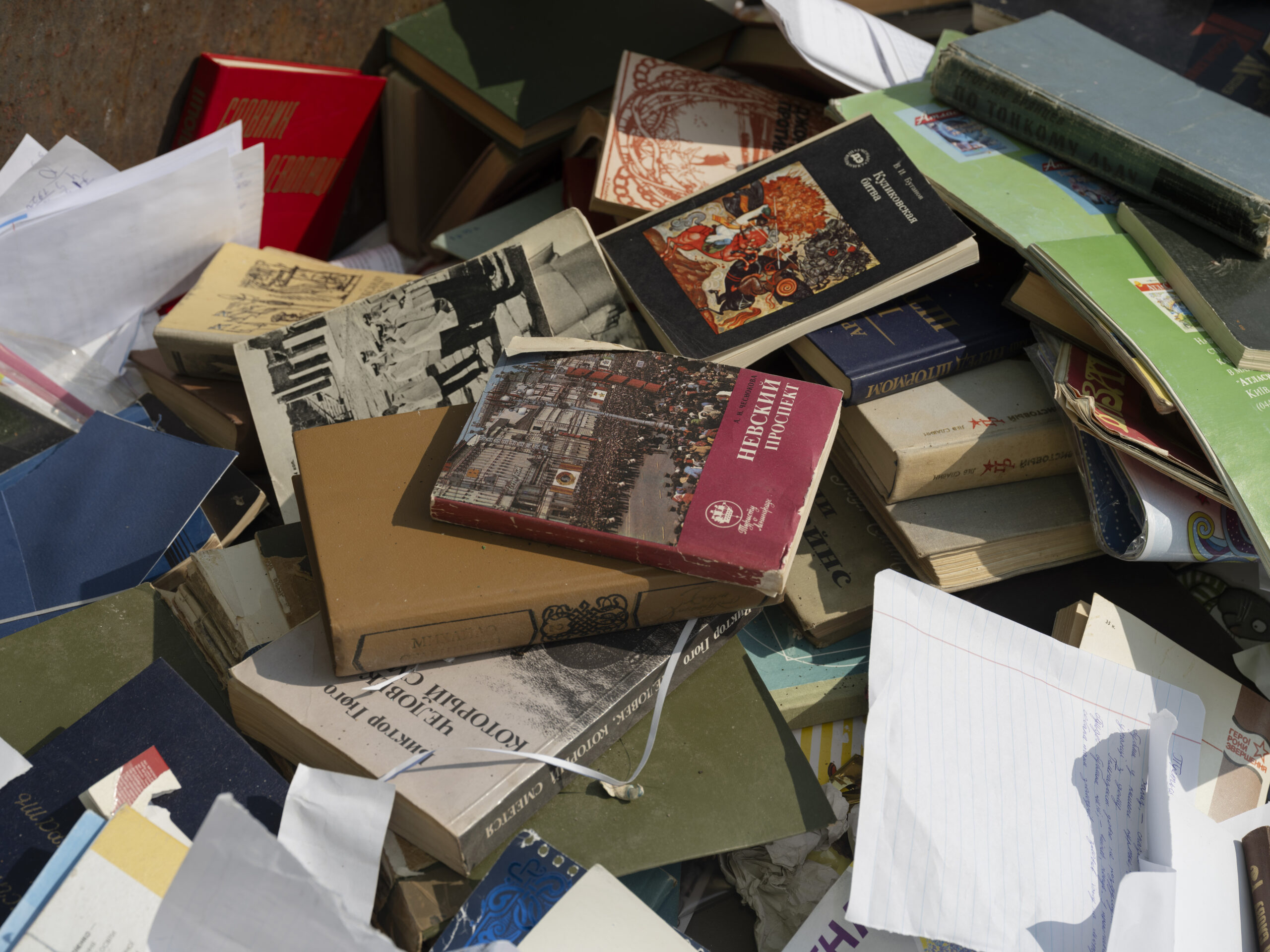 Llibres en rus, portats a reciclar per a fer paper higiènic