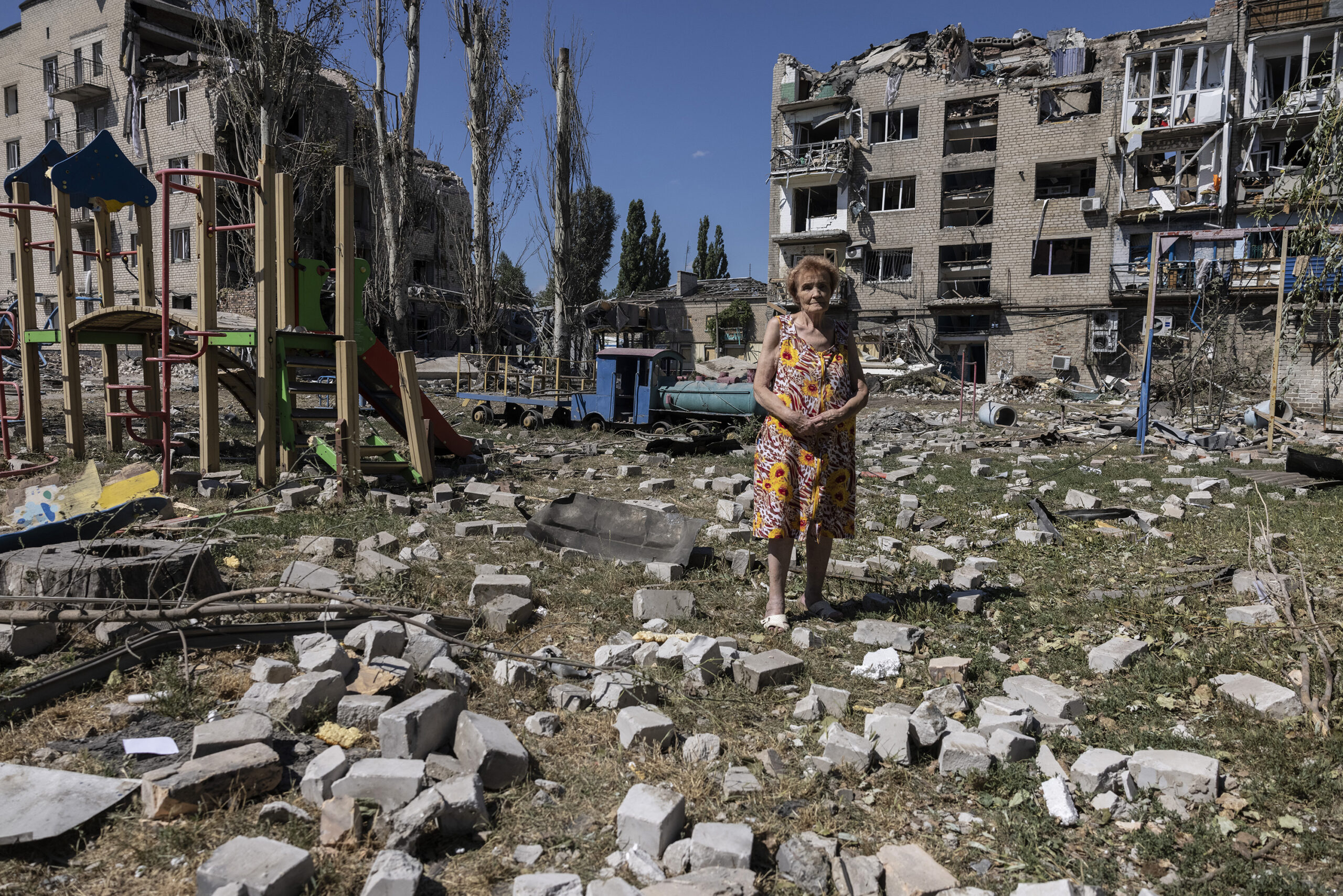 Raisa Ribaltxenko, de setanta-vuit anys, davant les runes del seu edifici d'apartaments a Pokrovsk el 9 d'agost (fotografia: Heidi Levine).