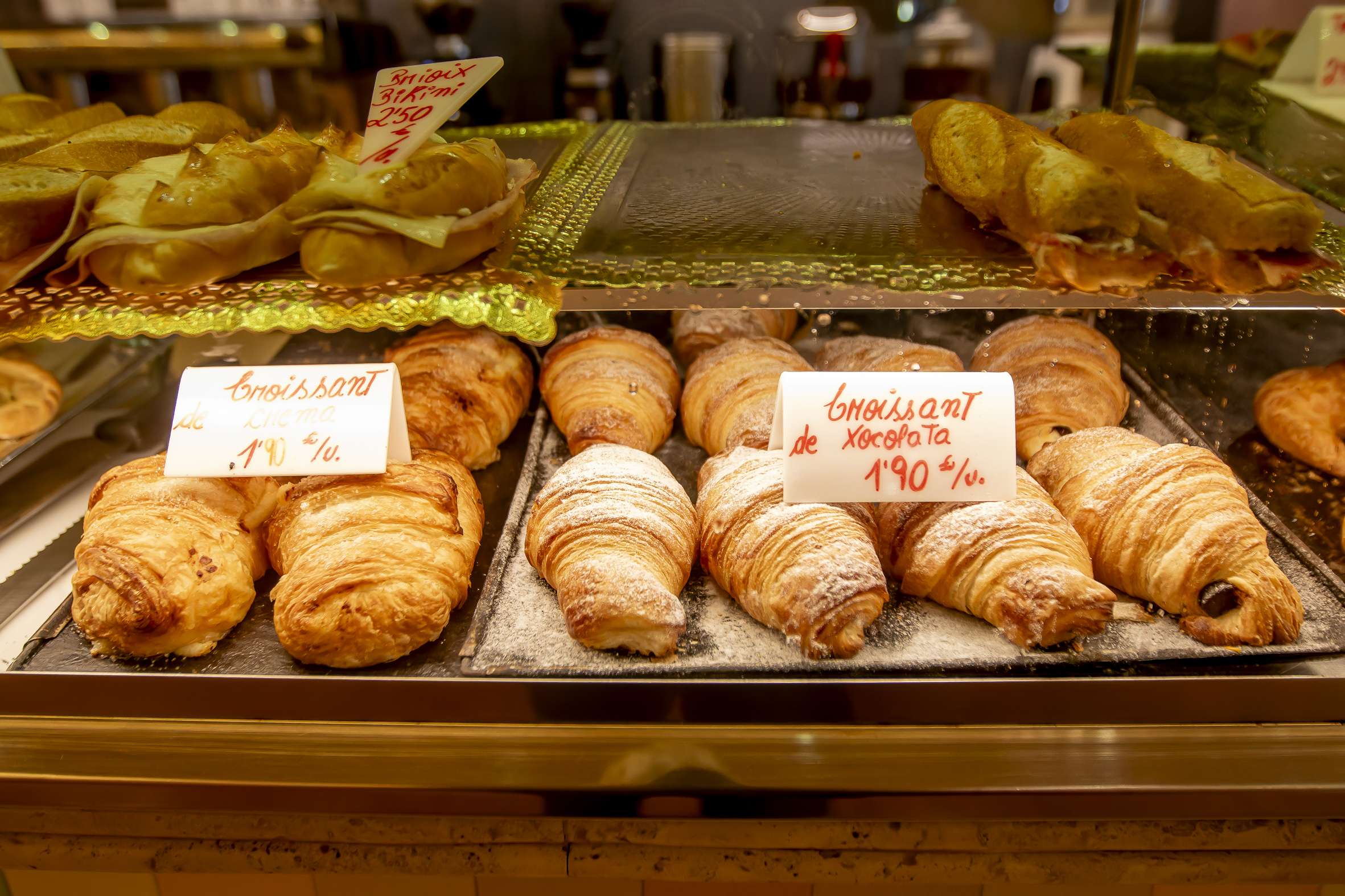 Les ensaïmades són el dolç estrella del forn Mistral (fotografia: Albert Salamé).