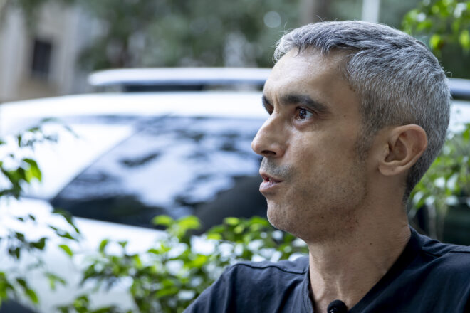 La fiscalia demana que no es jutgin els policies espanyols que van rebentar l’ull a Roger Español