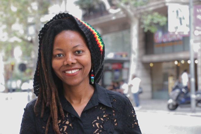 NoViolet Bulawayo: “A vegades podem ser còmplices de la nostra opressió”