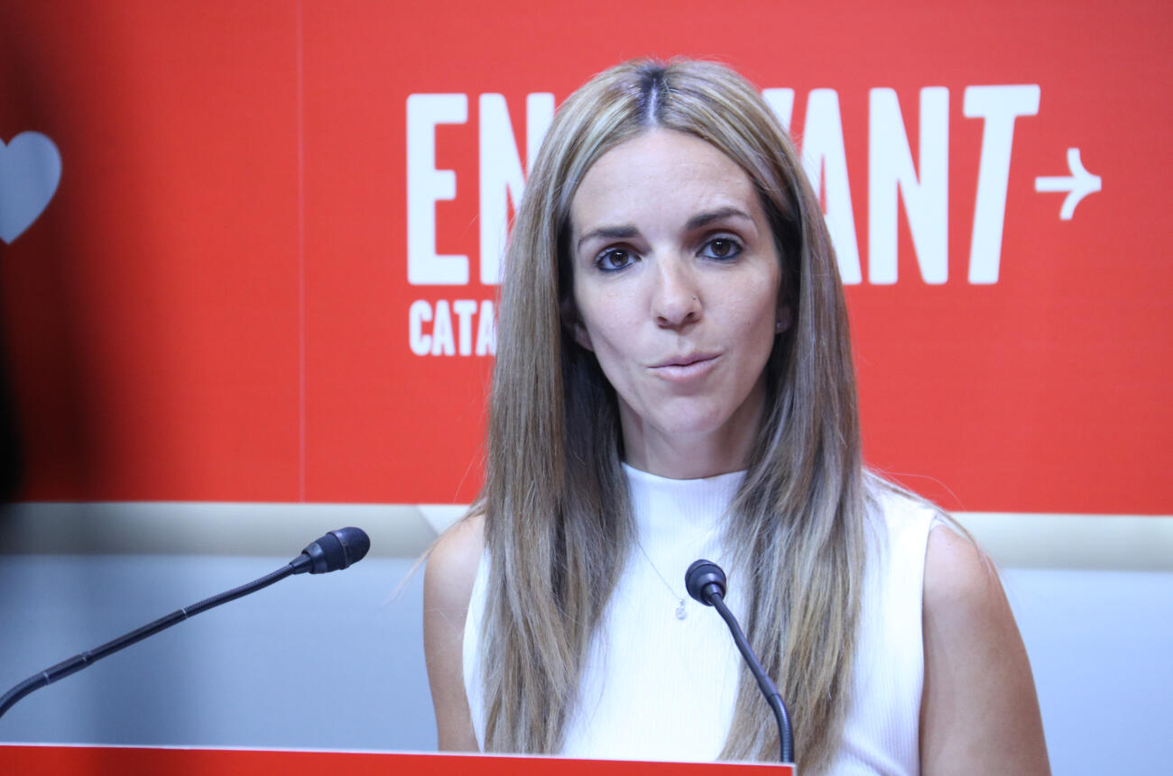 La portaveu del PSC, Èlia Tortolero, en la roda de premsa d'avui. (Fotografia: ACN)