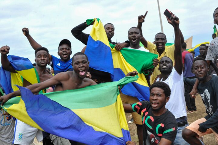 Un grup de gent celebra el cop d'estat a Gabon (fotografia: EFE).