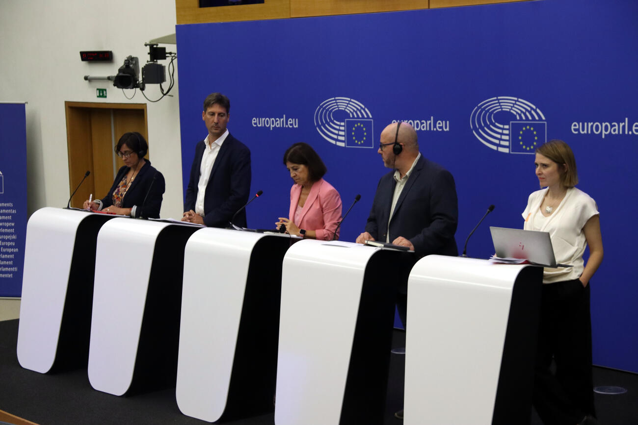 L'advocada Zelai Nikolas, l'eurodiputat d'ERC Jordi Solé, l'eurodiputada del PNB Izaskun Bilbao i la professora de dret Elisenda Casanas en la presentació de la proposta de regulació europea per exercir el dret d'autodeterminació (fotografia: ACN / Nazaret Romero).