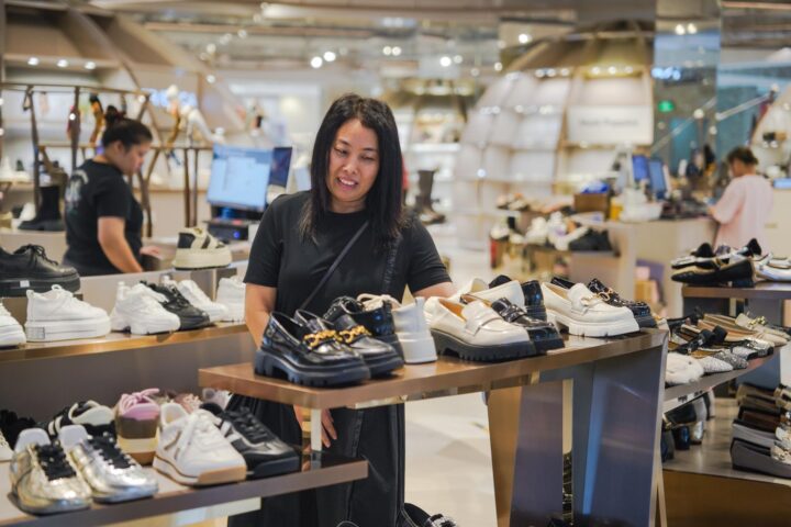 Una dona comprant sabates en una botiga de Beijing. (Fotografia de Wu Hao).