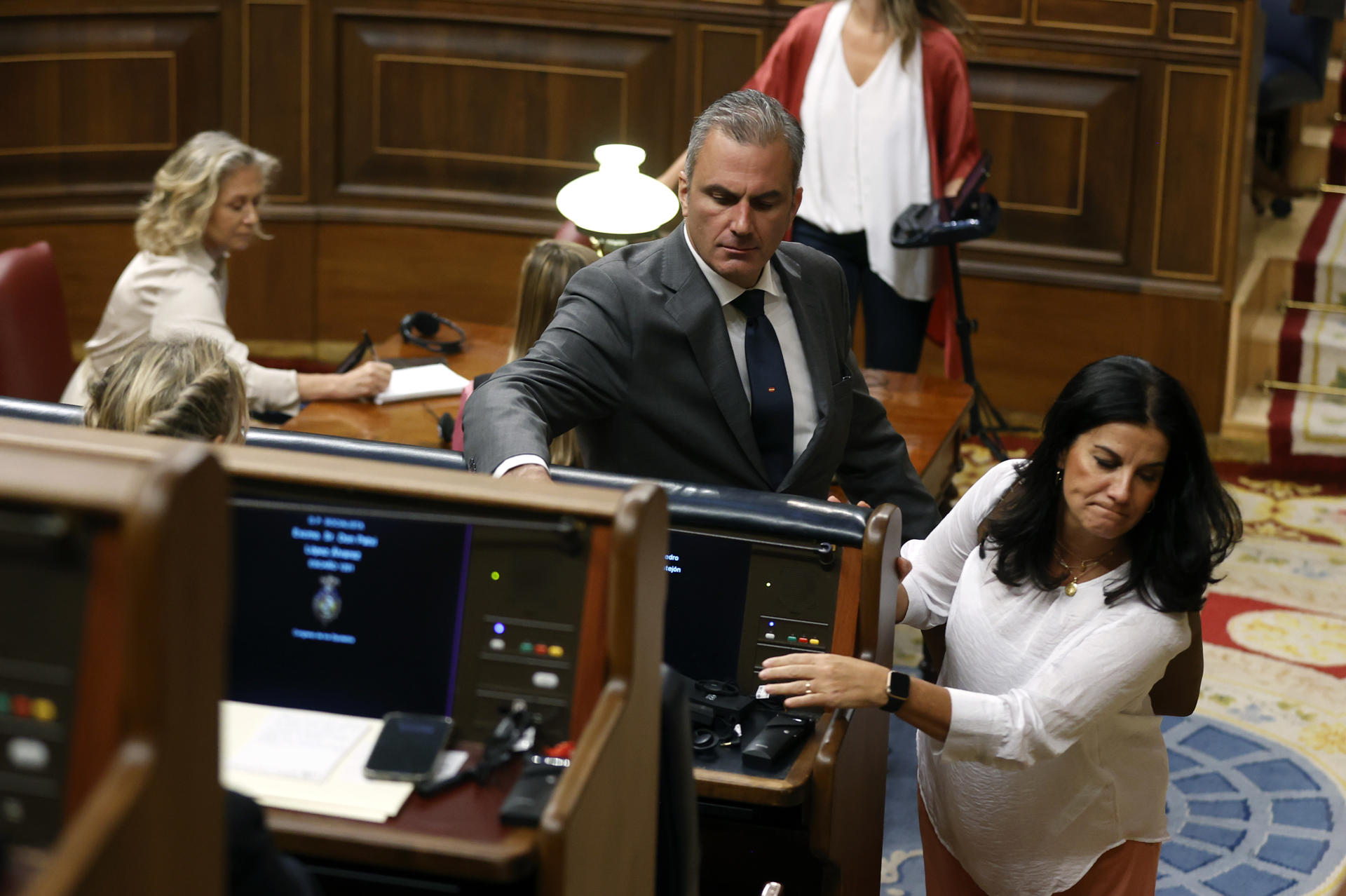Diputat de VOX abandonat l'hemicicle i els auriculars al costat de Yolanda Díaz (Foto: EFE)