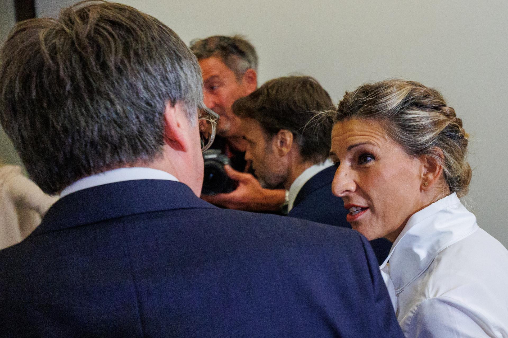 Carles Puigdemont amb Yolanda Díaz i Jaume Asens a Brussel·les (fotografia: Olivier Matthys).