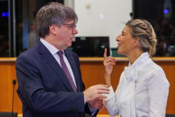El president Puigdemont amb Yolanda Díaz a Brussel·les, en el primer contacte públic que portà al pacte per a investir Sánchez (fotografia: Olivier Matthys).