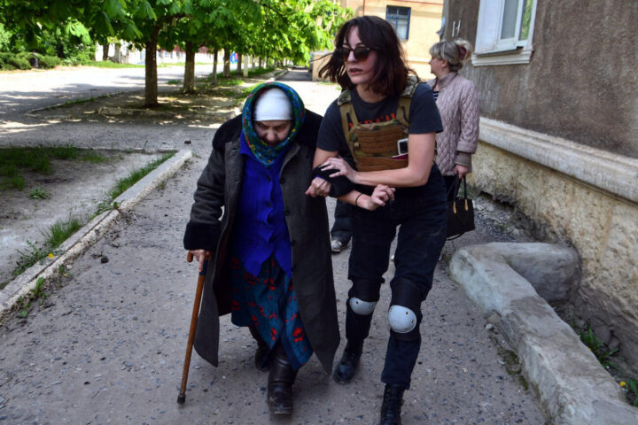 Emma Igual ajudant en les tasques d'evacuació de civils a la localitat de Siversk, el passat 9 de maig del 2022.