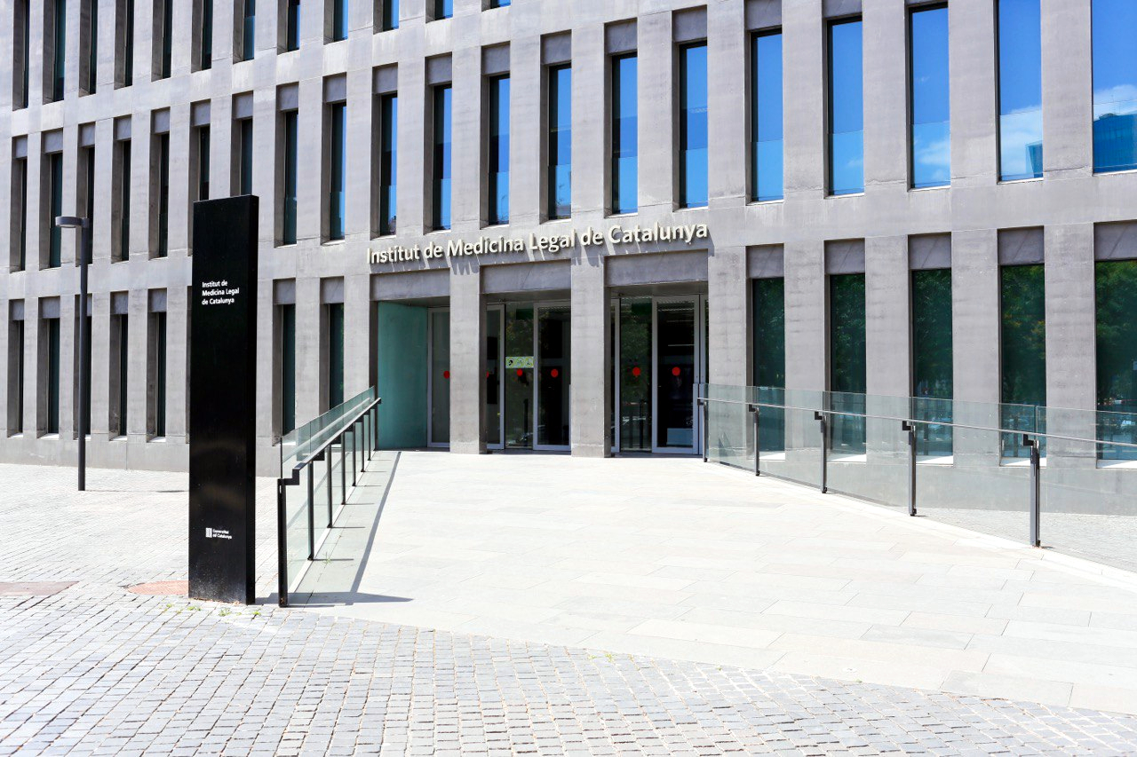 Entrada de l'Institu de Medicina Legal i Ciències Forenses de Catalunya (fotografia: Departament de Justícia).