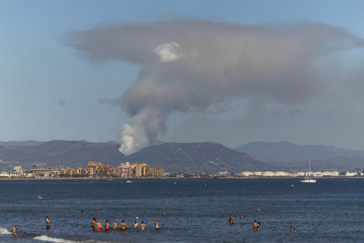 Imatge panoràmica de l'incendi (fotografia: EFE / Biel Aliño).
