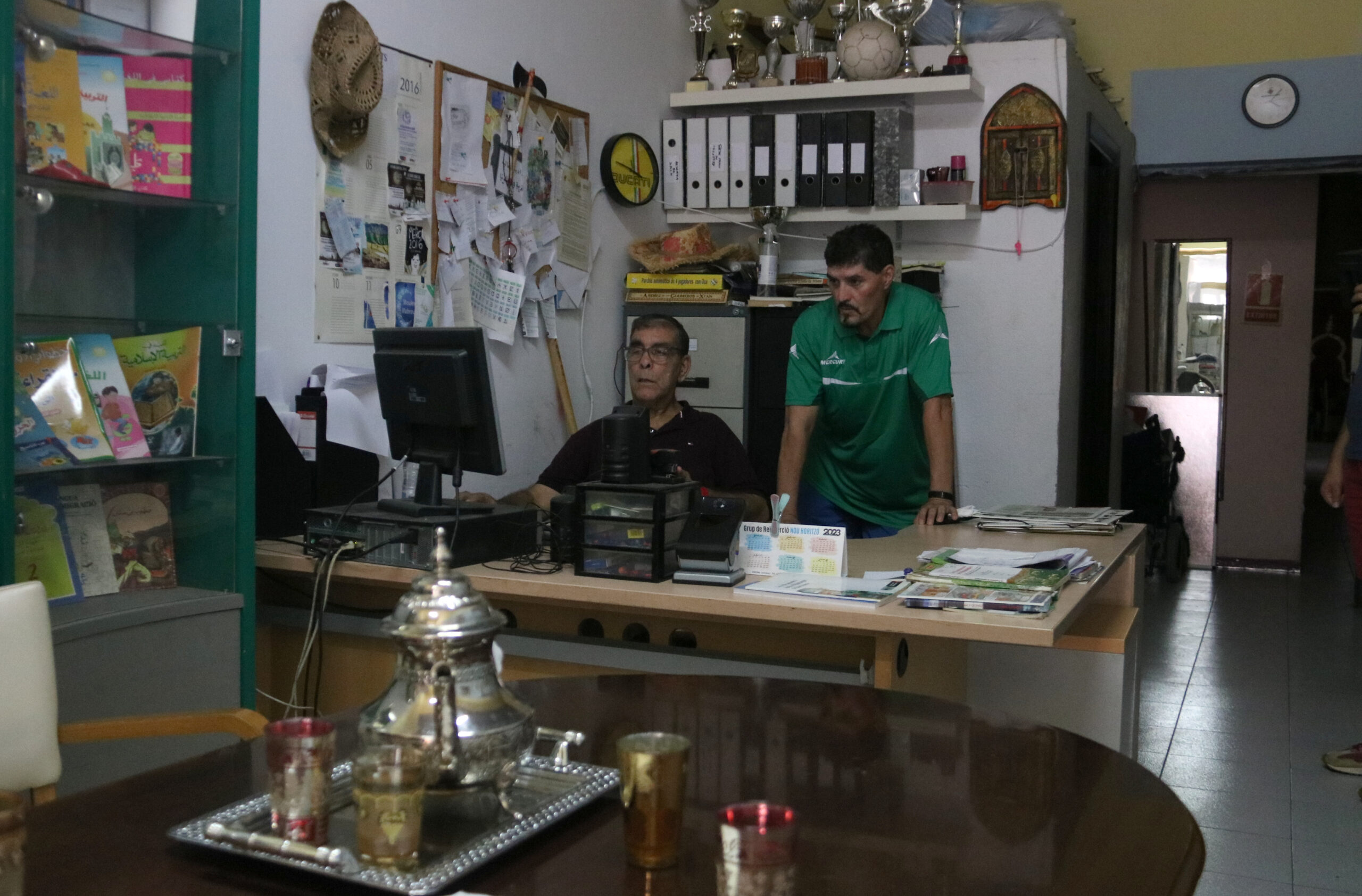 El president de l'associació AMICAL dels Immigrants Marroquins a Catalunya, Ahmed Abair, mirant imatges del terratrèmol a l'ordinador. (Fotografia de Sílvia Jardí)