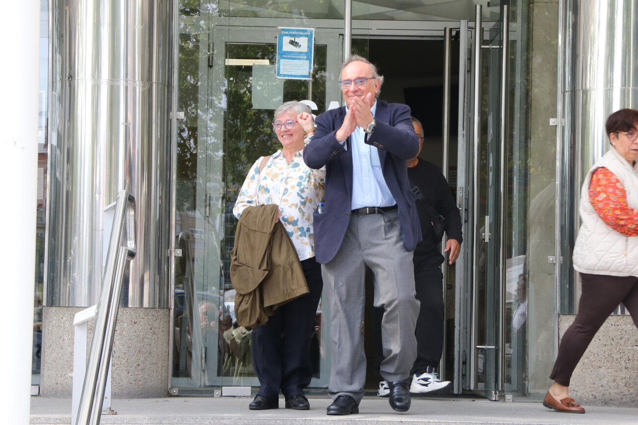 Julio Pacheco i Rosa García a la sortida del jutjat de Madrid després d'haver declarat per denunciar crims del franquisme el setembre del 1973. Fotografia: EFE.