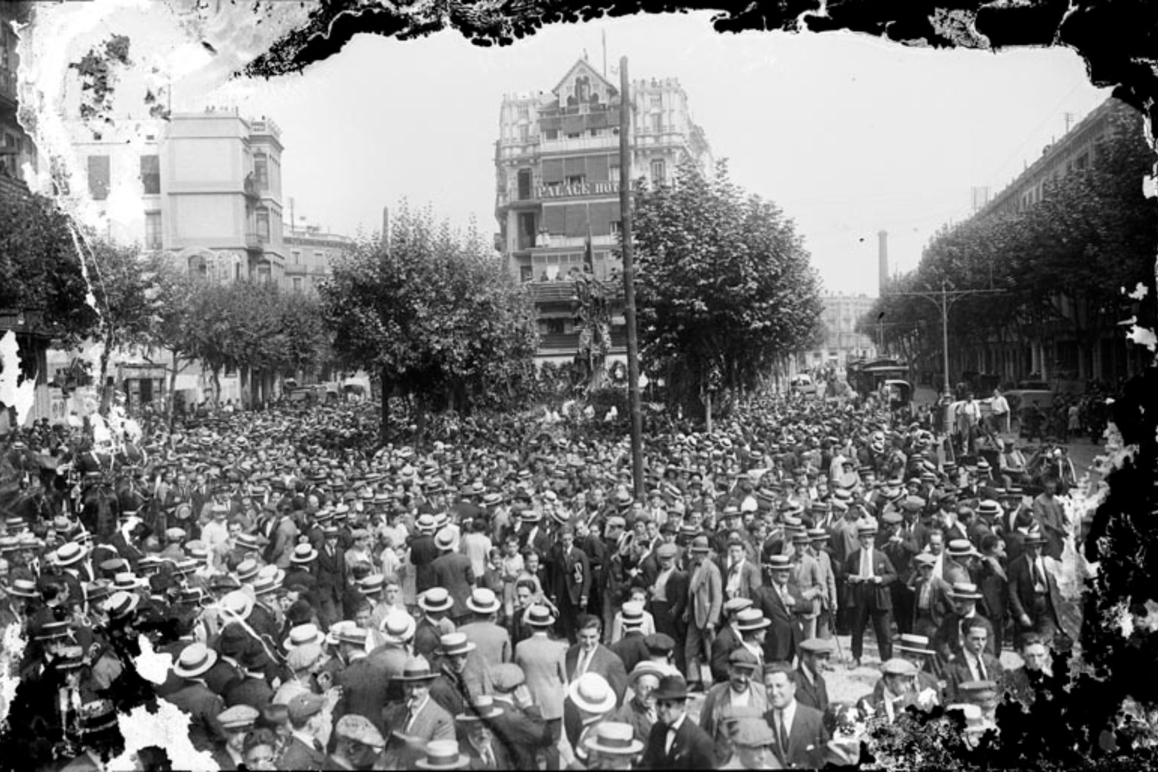 Ofrena floral al monument en memòria de Rafael Casanova. Ronda de Sant Pere, Barcelona (fotografia: Josep Maria Sagarra i Plana).