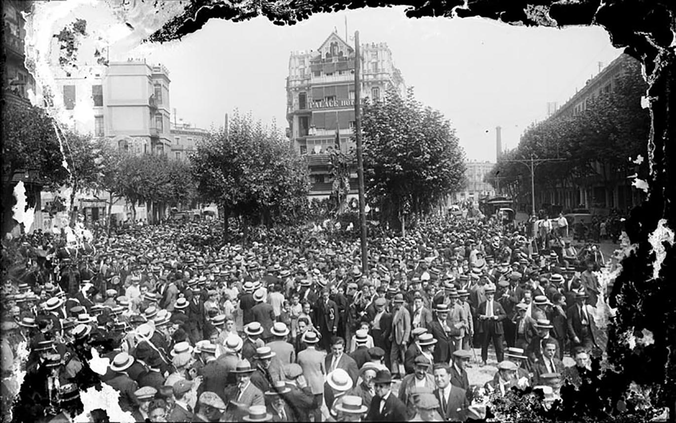 Ofrena floral al monument en memòria de Rafael Casanova. Onze de Setembre de 1923 (fotografia: Arxiu Nacional de Catalunya/Josep Maria Sagarra i Plana).