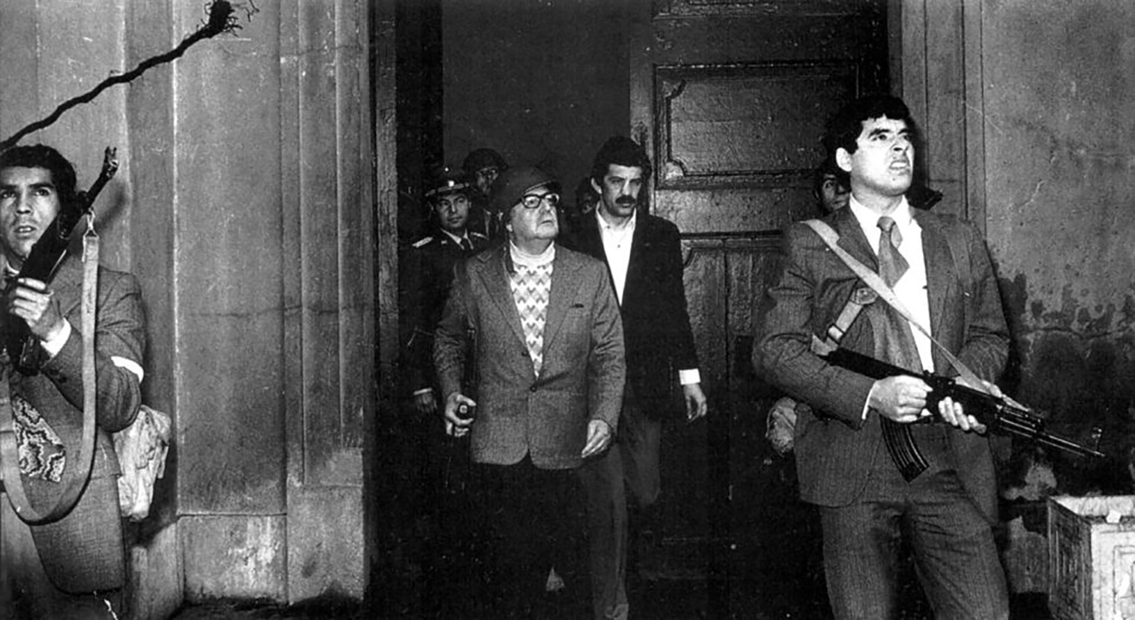 Allende, al Palau de la Moneda, el matí del cop d'estat.