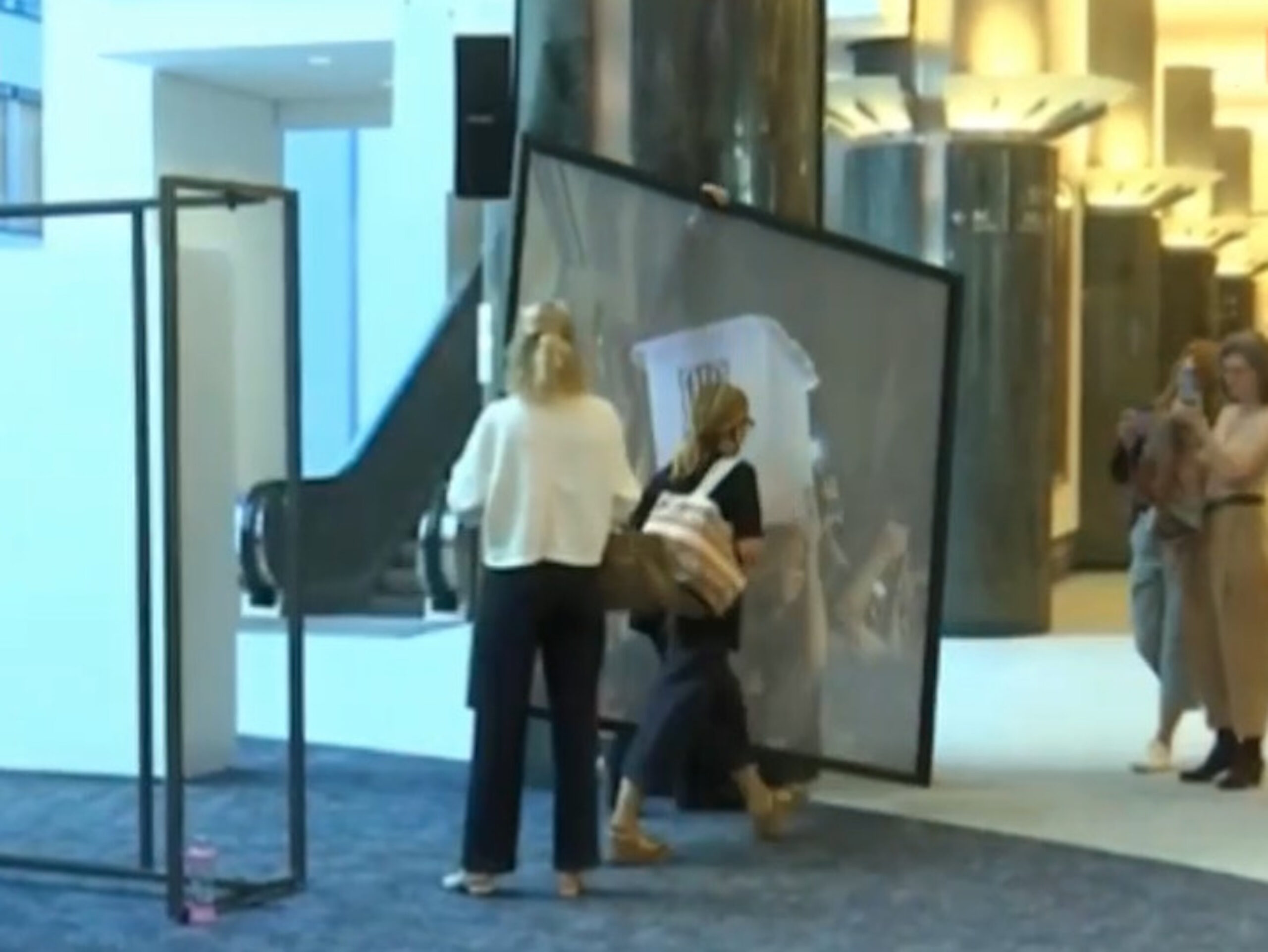 El moment que retiren la imatge d'una urna de l'1-O (fotografia: TV3).