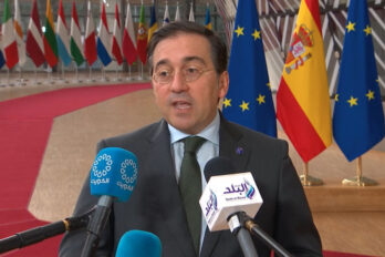 Albares en un moment de l'atenció als mitjans (fotografia: