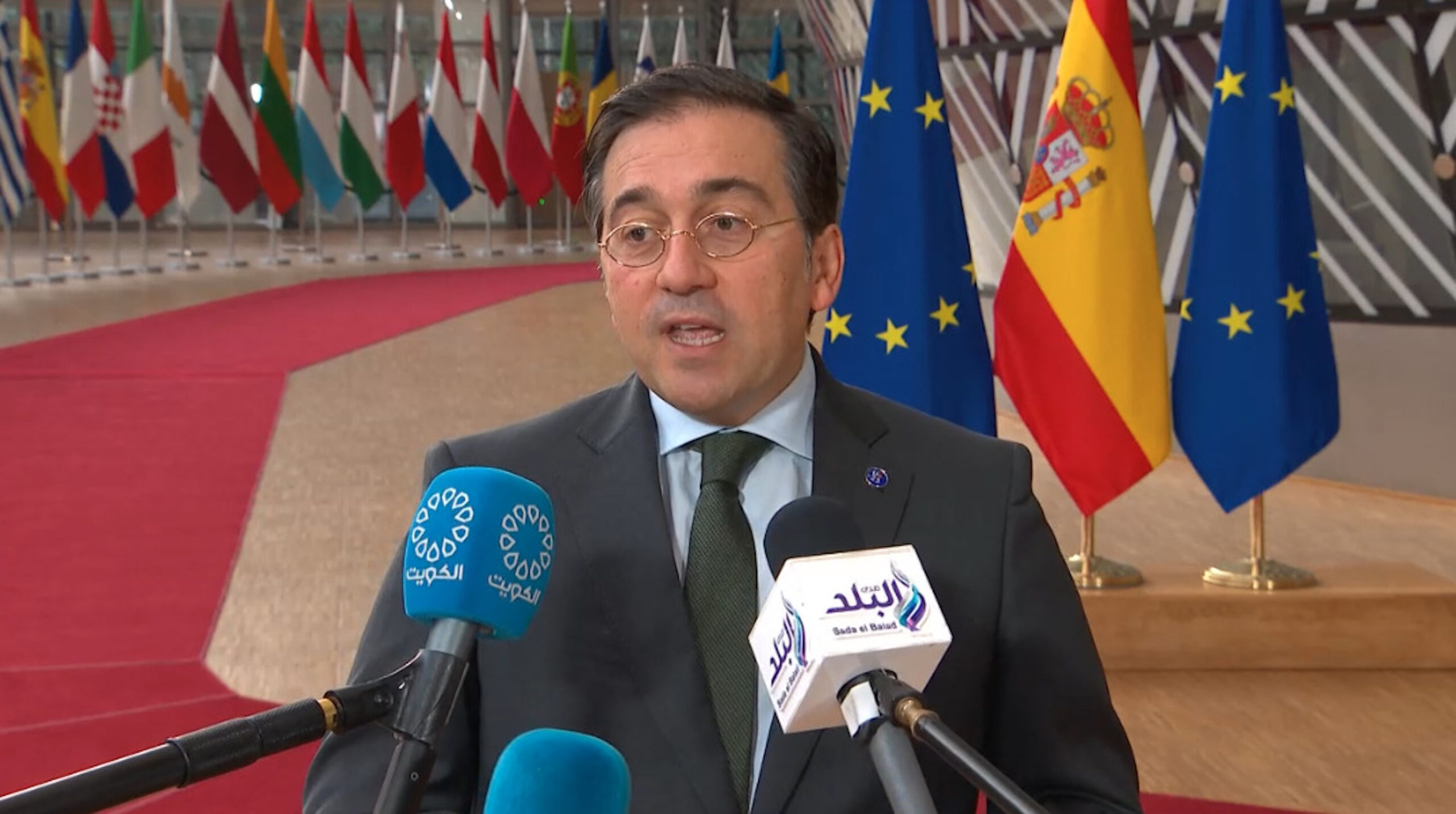 Albares en un moment de l'atenció als mitjans (fotografia: