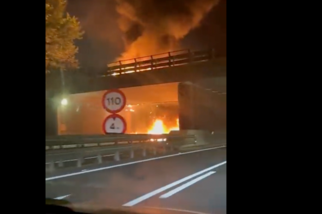 Tallada la AP-7 a Sant Cugat del Vallès en sentit sud per l’incendi d’un camió