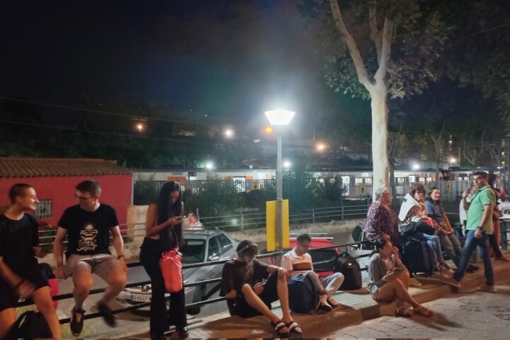 La gent esperant a fora del tren (fotografia: @paujosemaria24).