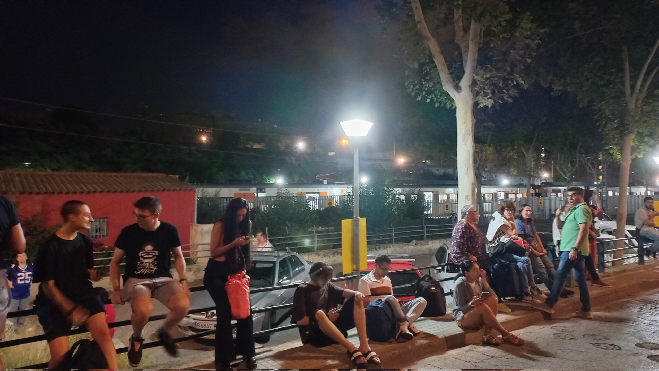 La gent esperant a fora del tren (fotografia: @paujosemaria24).
