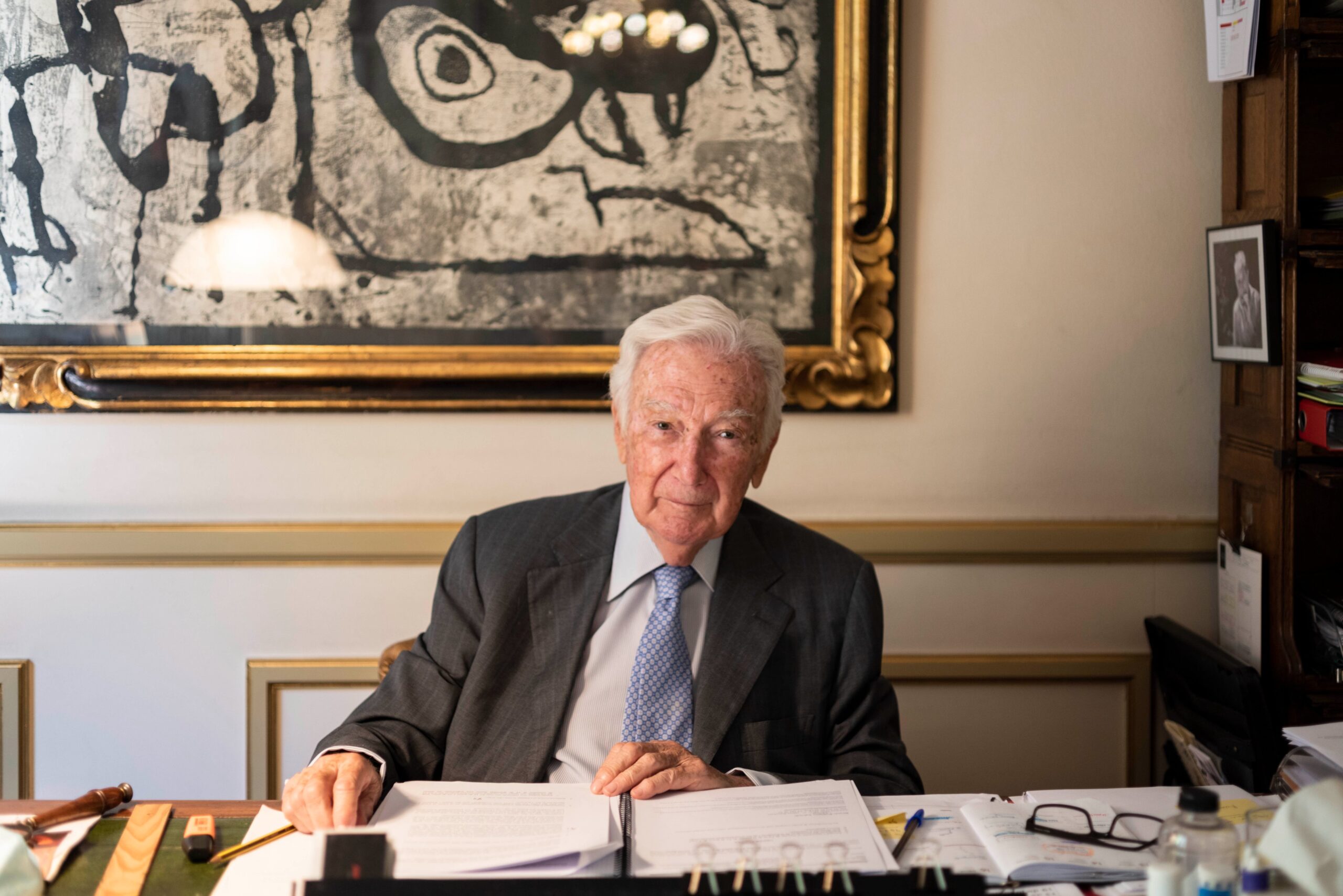 Antoni Vila Casas al seu despatx (Fotografia: Fundació Vila Casas)