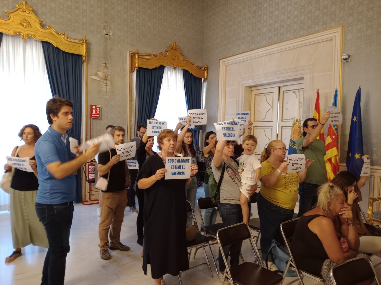 Veïns d'Alacant ahir durant la celebració del plenari. (Fotografia de Compromís-Alacant)