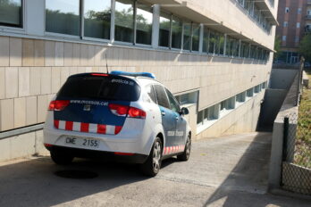 Imatge d'arxiu d'un cotxe dels Mossos entrant a la comissaria de Figueres.