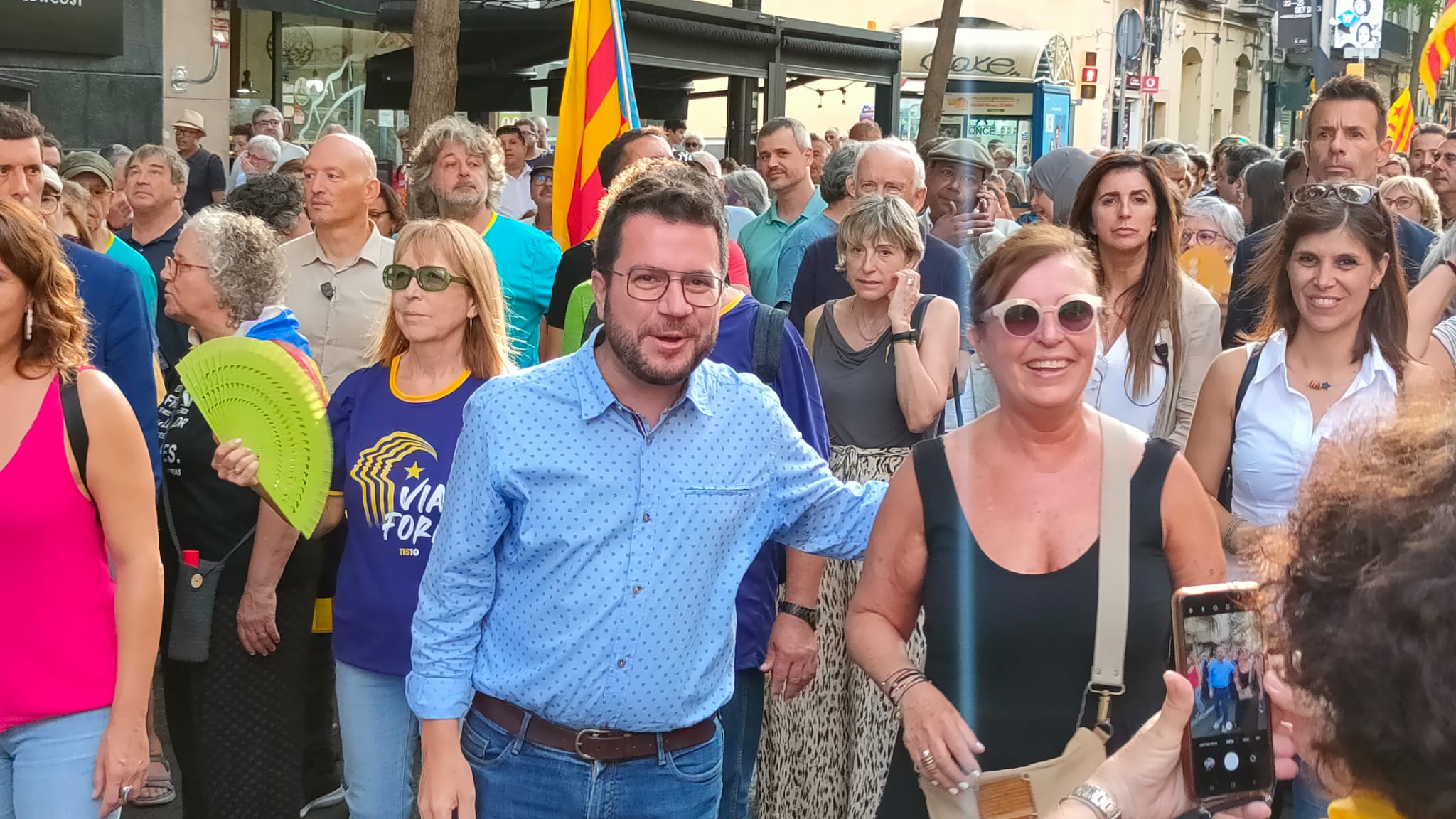 Pere Aragonès es fa una fotografia amb una simpatitzant