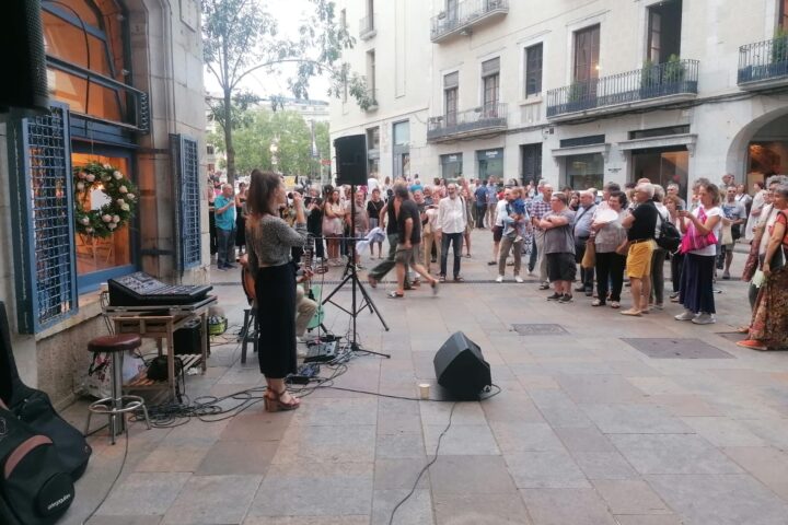 La festa de comiat de la floristeria Flor A Punt, a la plaça del Vi de Girona.