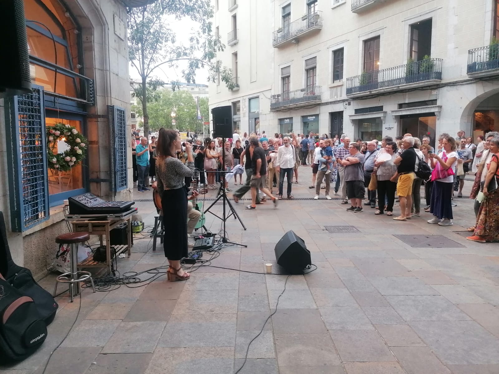 La festa de comiat de la floristeria Flor A Punt, a la plaça del Vi de Girona.