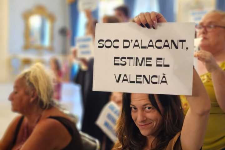 Una protesta a l'ajuntament, contra l'intent de traure Alacant de la zona catalanoparlant delimitada per la Llei d'Ús i Ensenyament del Valencià.