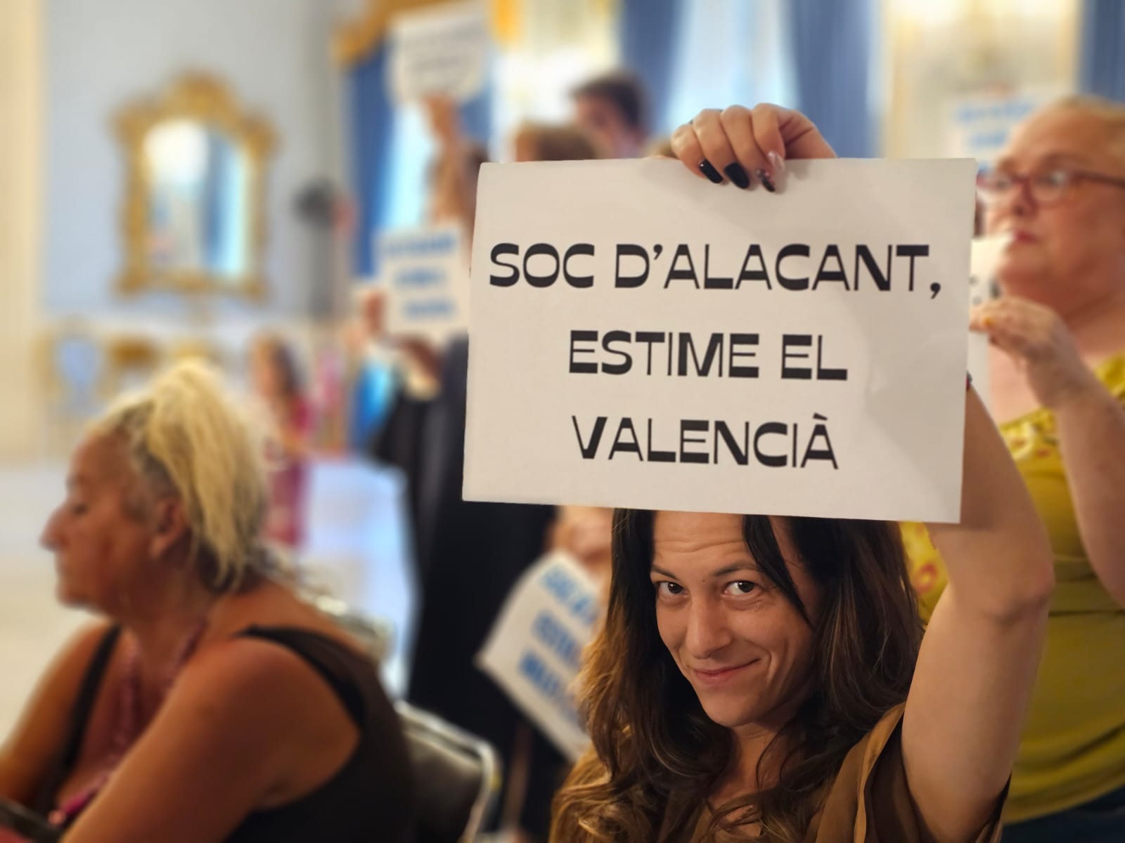 Una protesta a l'ajuntament, contra l'intent de traure Alacant de la zona catalanoparlant delimitada per la Llei d'Ús i Ensenyament del Valencià.