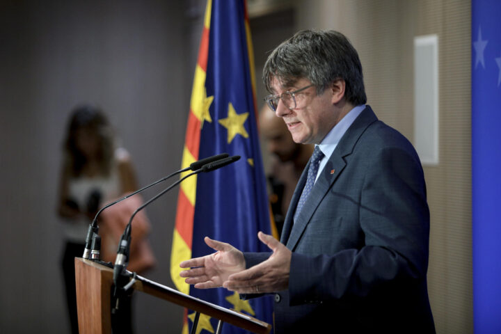 El president Puigdemont fent la conferència (fotografia: EFE/ Pablo Garrigos).