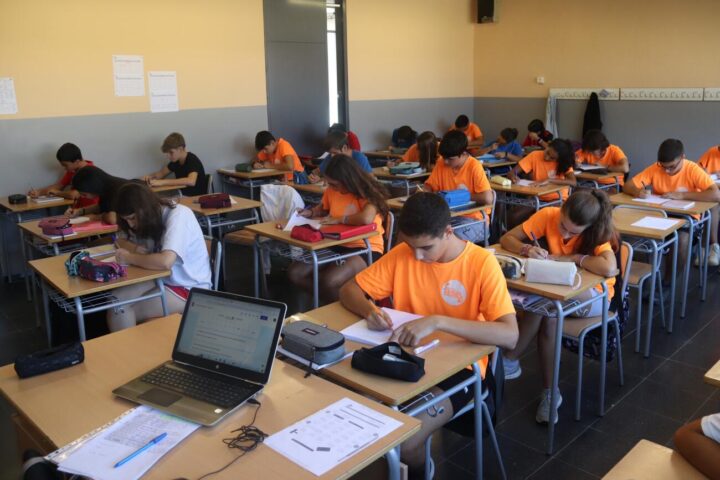 Alumnes de la classe de 4t d’ESO de l’Institut Carles Rahola de Girona estudiant en els primers dies de curs (fotografia: ACN / Aleix Freixas).