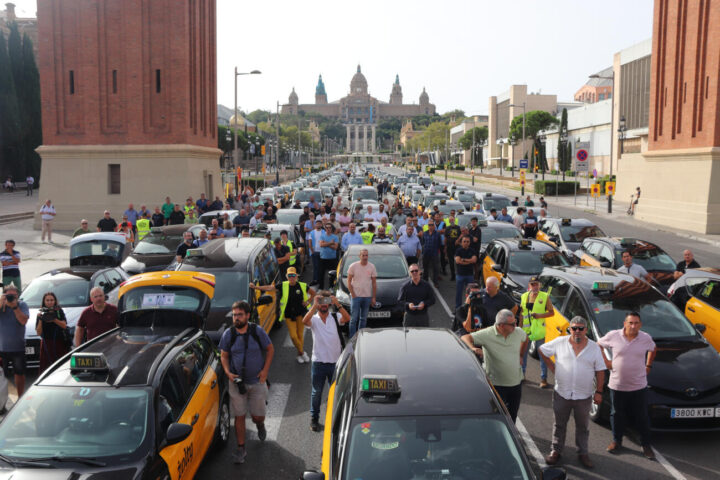 Taxistes concentrats a l'avinguda de la Reina Maria Cristina per protestar contra la sanció de l'ACCO (fotografia: ACN / Maria Asmarat).