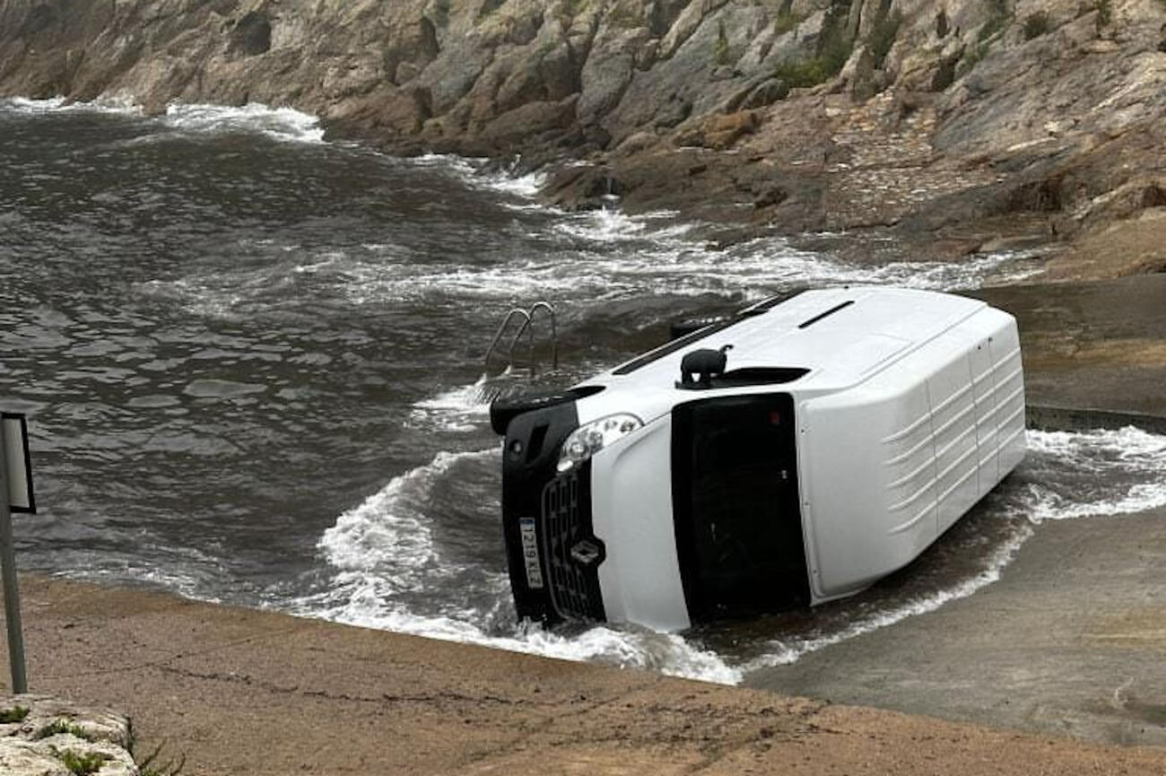 La furgoneta bolcada a Begur que s'ha trobat amb farcells de droga al maleter (fotografia: cedida a l'ACN).
