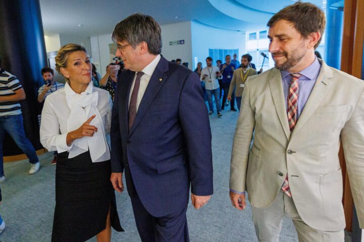 Puigdemont, Yolanda Díaz i Toni Comin, ahir a Brussel·les (fotografia: Olivier Matthys).