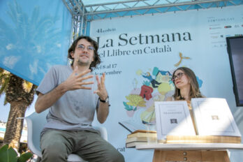 Raul Garrigassait en plena dissertació sobre la col·lecció que dirigeix. Foto: Manuel Medir/La Setmana