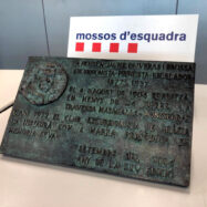 Els Mossos recuperen la placa de bronze commemorativa robada al cim del Matagalls