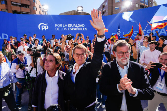 Feijóo assumeix la derrota, envoltat d’Aznar i Rajoy