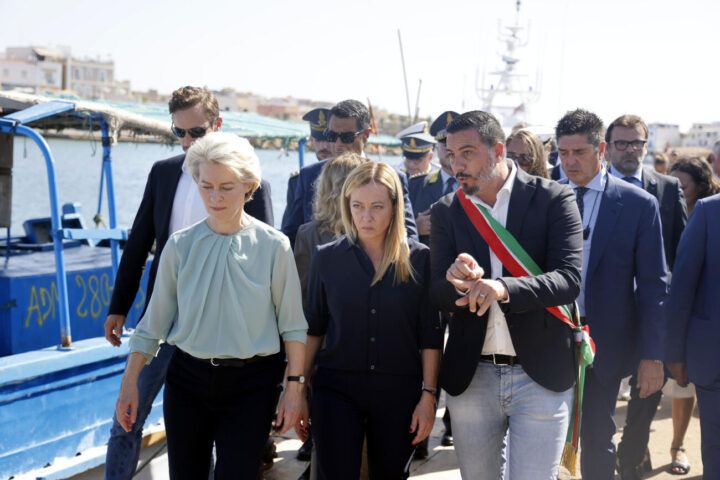 Ursula von der Leyen i Giorgia Meloni reben explicacions al port de Lampedusa (fotografia: Comissió Europea).