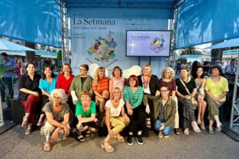 Quinze de les editores entrevistades amb la Magda Gregori al centre (fila de sota) durant la presentació a La Setmana