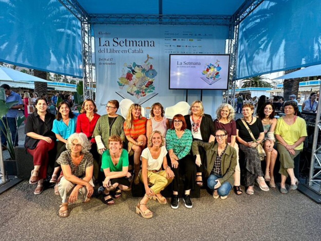 Quinze de les editores entrevistades amb la Magda Gregori al centre (fila de sota) durant la presentació a La Setmana