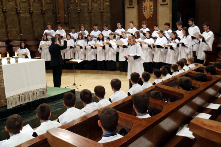 La basílica de Santa Maria de Montserrat durant el primer concert del cor mixt.