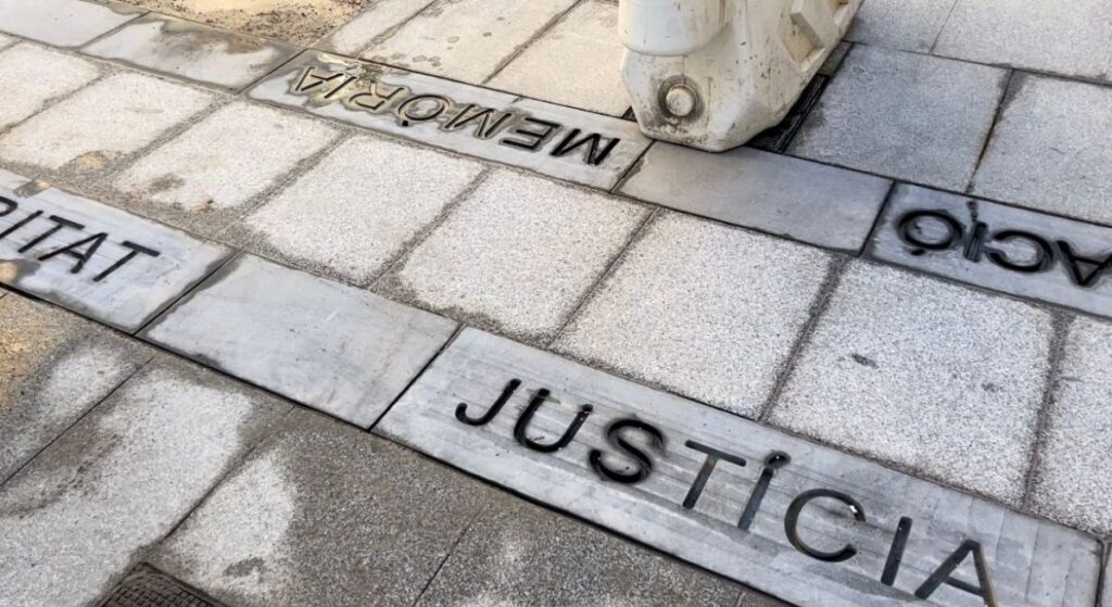 L’Ajuntament de Barcelona instal·la un memorial davant la comissaria de Via Laietana